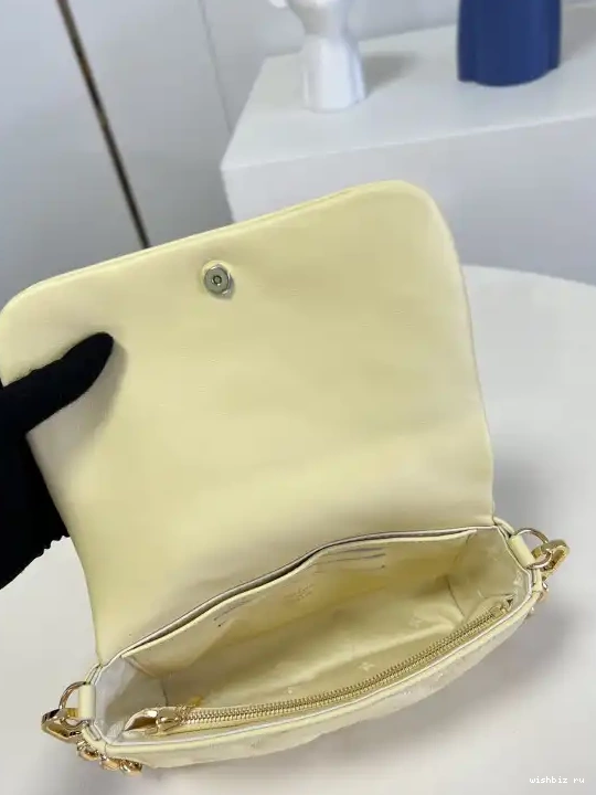 WIS BUBBLEGRAM ON VUITTON WALLET STRAP LOUIS 0423